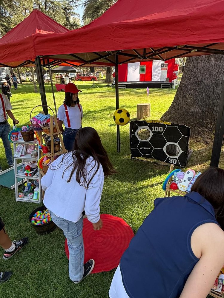 Niños jugando en la feria americana