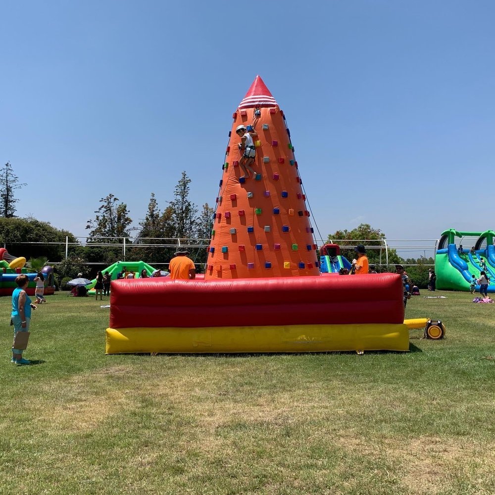 Niño escalando el muro inflable